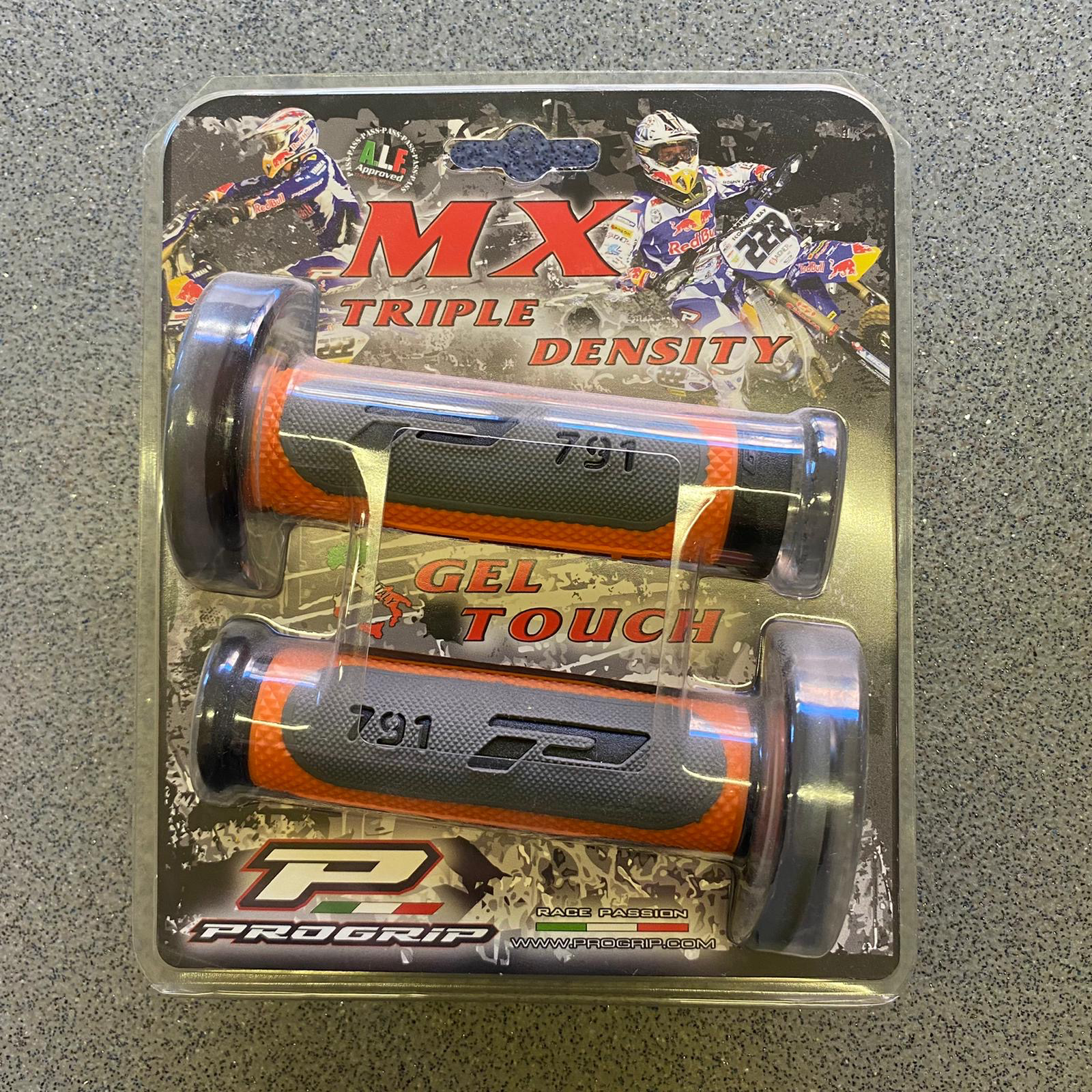 img_dfc7b3fe28a7fc54f9bc39a3211d4b3f.png COPPIA MANOPOLE FUORISTRADA PROGRIP SERIE 791 ARANCIO/GRIGIO/NERO - immagine 1
