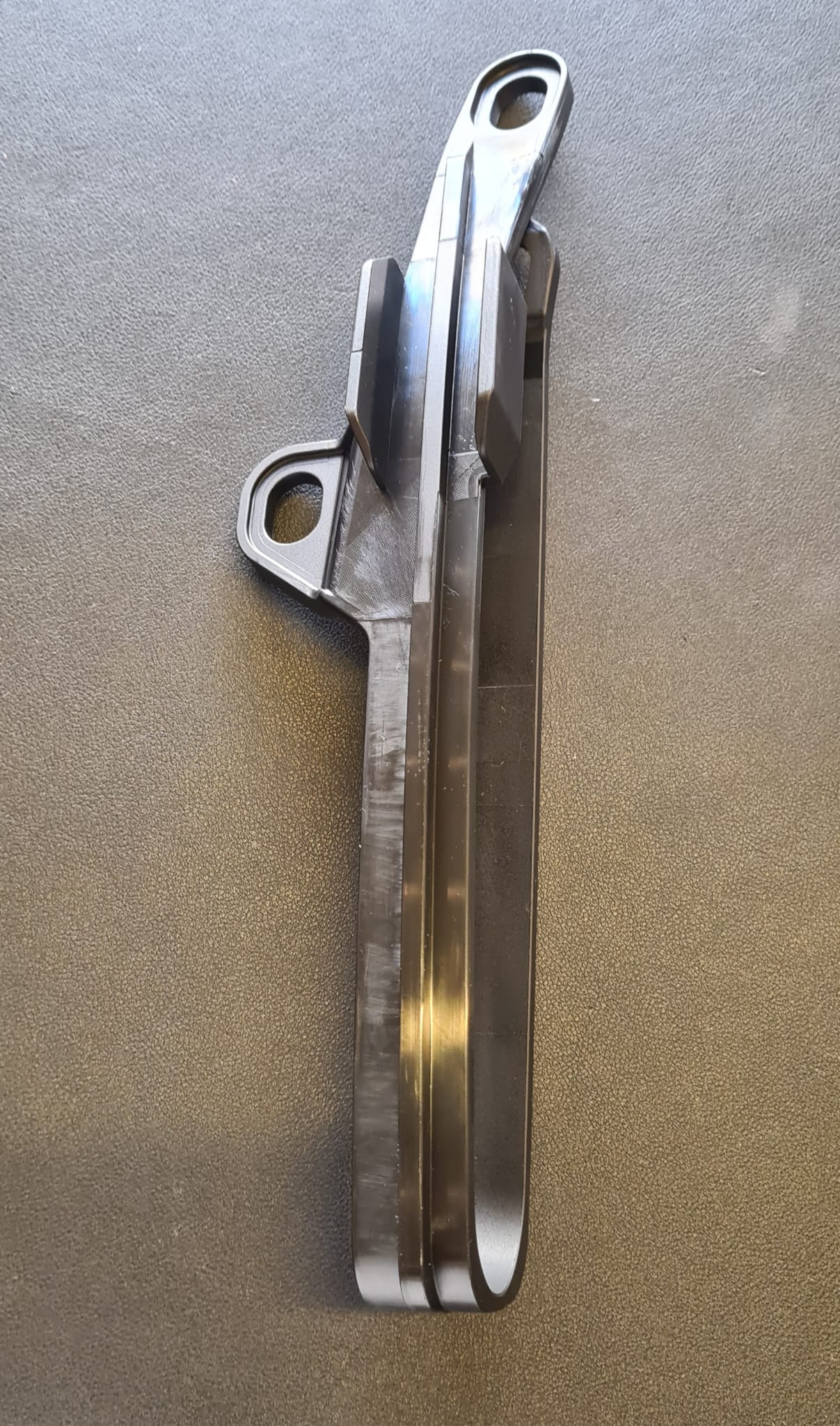 img_e1c5d1f8696fb4056ec75bf22fd5a5ec.jpg FASCIA FORCELLONE GUIDA-CATENA originale KOVE 450 RALLY/RALLY PRO - immagine 1